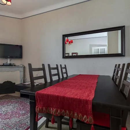 Central: Quiet Three-bedroom Near Palais Apartment *