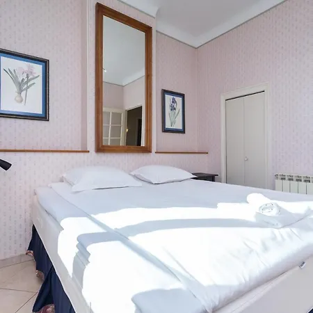 Apartment Central: Quiet Three-bedroom Near Palais