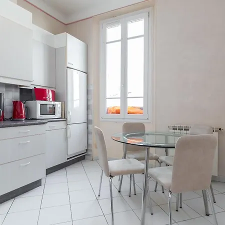 Apartment Central: Quiet Three-bedroom Near Palais Cannes