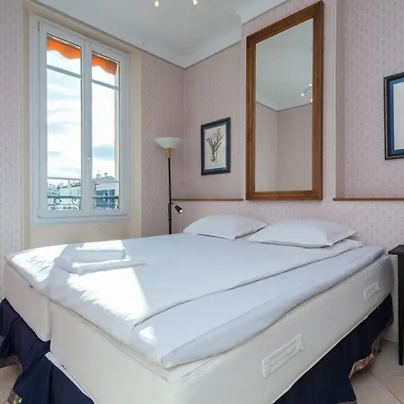 Apartment Central: Quiet Three-bedroom Near Palais Cannes