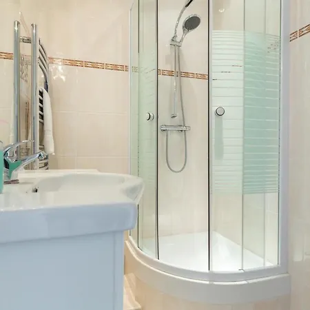 Apartment Central: Quiet Three-bedroom Near Palais Cannes